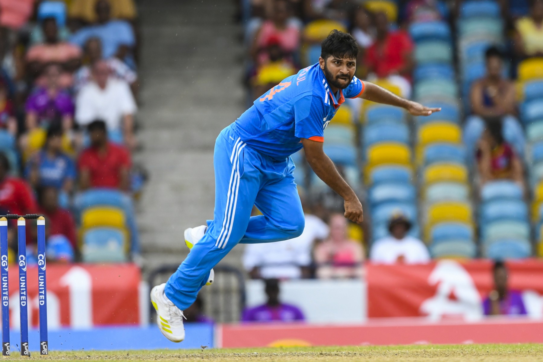 3-fer! Shardul Thakur's heroic spell goes in vain