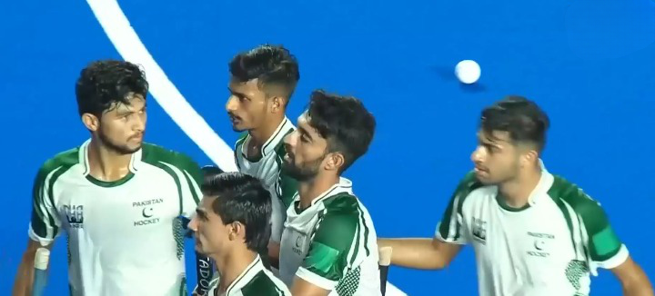 Pakistan fight hard to beat China 2-1