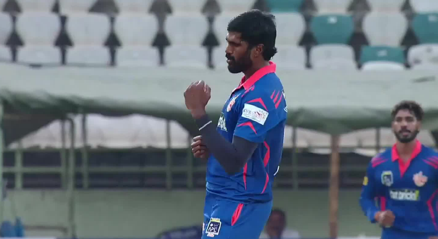 Prithvi Raj's 3-fer blows Godavari Titans to bits