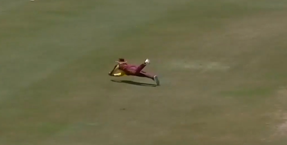 BRILLIANT! Hetmyer takes a stunning catch