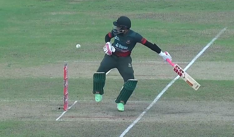 Mushfiqur tries football to prevent getting bowled, doesn't work