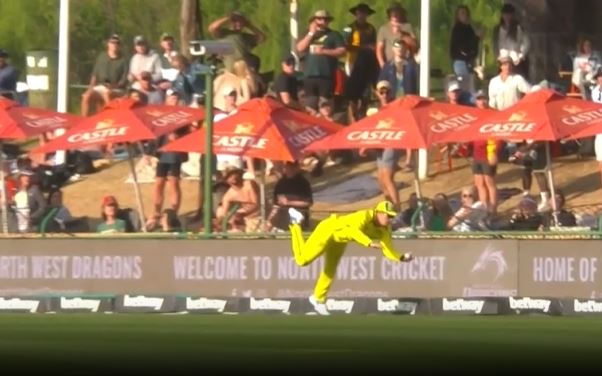 JONTY-ESQUE! Sean Abbott's impressive running catch