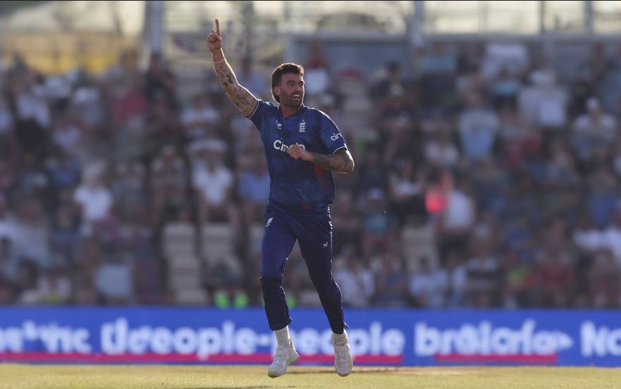 Reece Topley silences NZ with 3/27