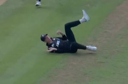 AIRBORNE! Mitchell Santner's stupendous catch