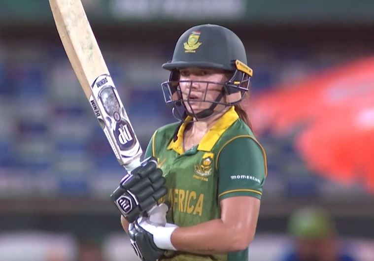 Nadine de Klerk keeps SA-W's hopes alive with sturdy 60