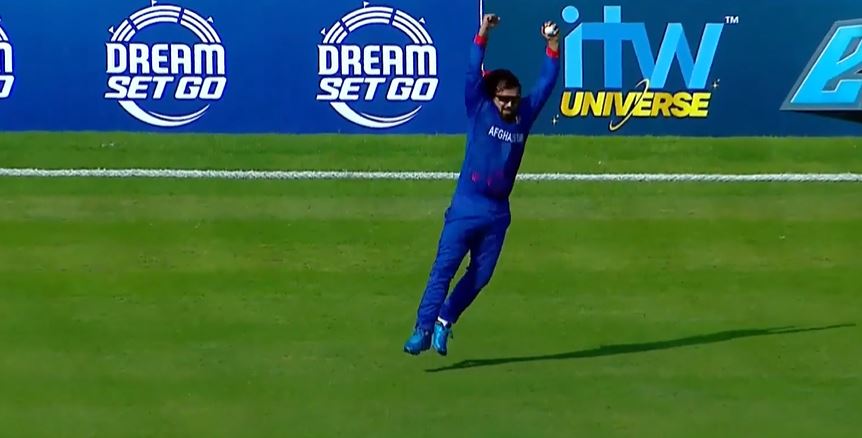 Saimullah Shinwari dismisses Zeeshan Maqsood with a BRILLIANT CATCH