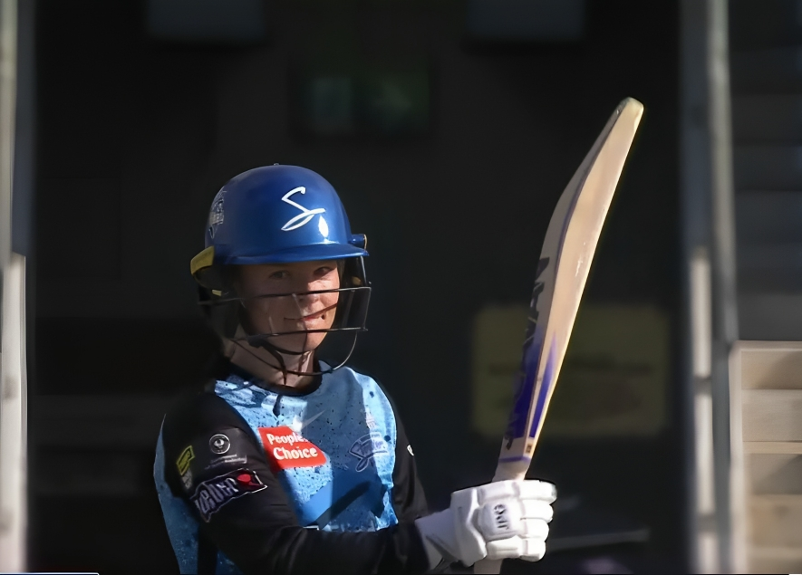 Katie Mack motors Adelaide Strikers' chase with a crucial 50