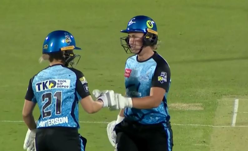 9 fours! Madeline Penna torments Brisbane Heat with 57*