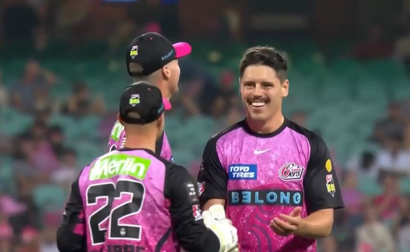 Smith, Dwarshuis sparkle in Sixers' 8-run win