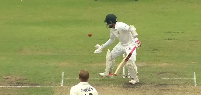 Oh no Mushfiqur! Obstructing the field and OUT!