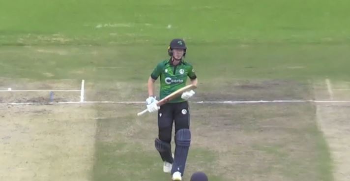 6 fours, 2 sixes! Laura Delany's brisk 54*