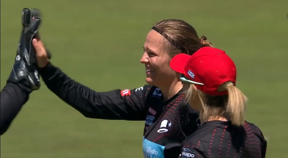 3/10! Speedy Lea Tahuhu aims with 3-fer