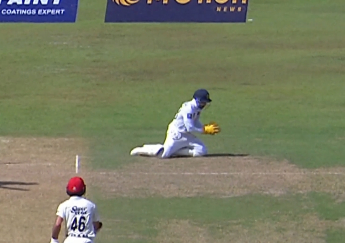 OUTRAGEOUS! Samarawickrama pulls off an unreal catch